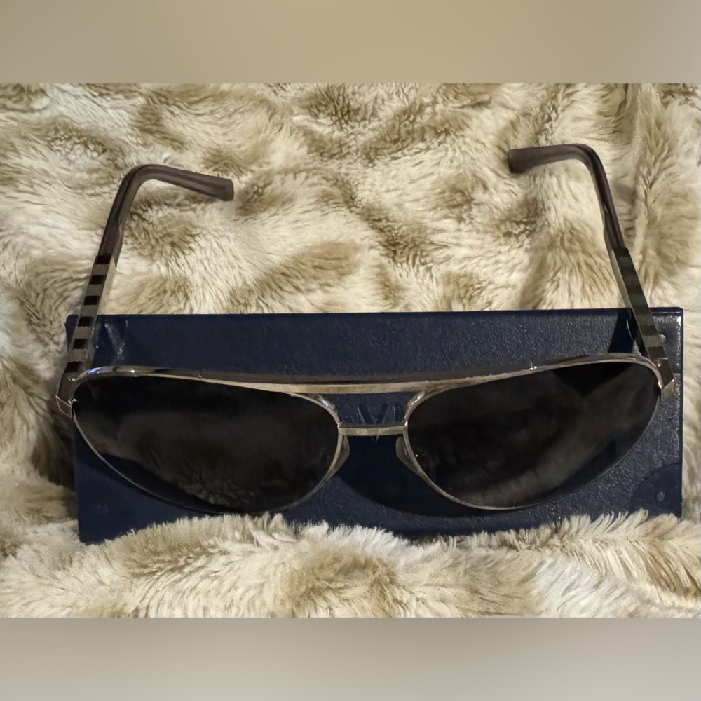 ✨ Louis Vuitton Black and Silver Aviator Sunglasses Like New with Box ✨ - Picture 3 of 6